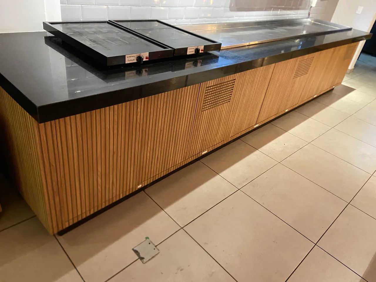 buffet refrigerado em mdf e granito preto São Gabriel escovado - Foto 2