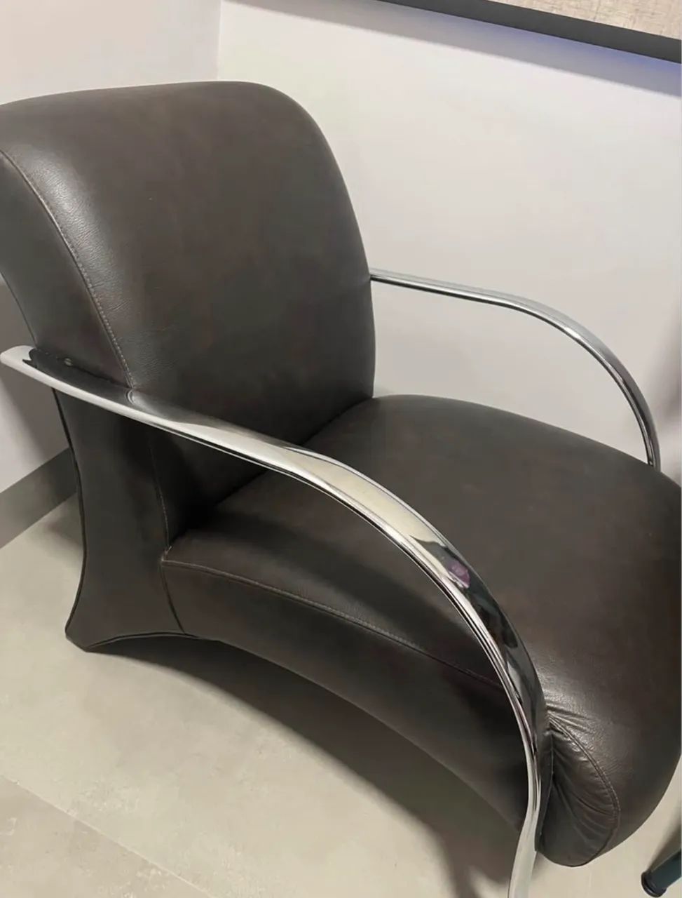 Linda Poltrona Couro Sintético Preta - Foto 4