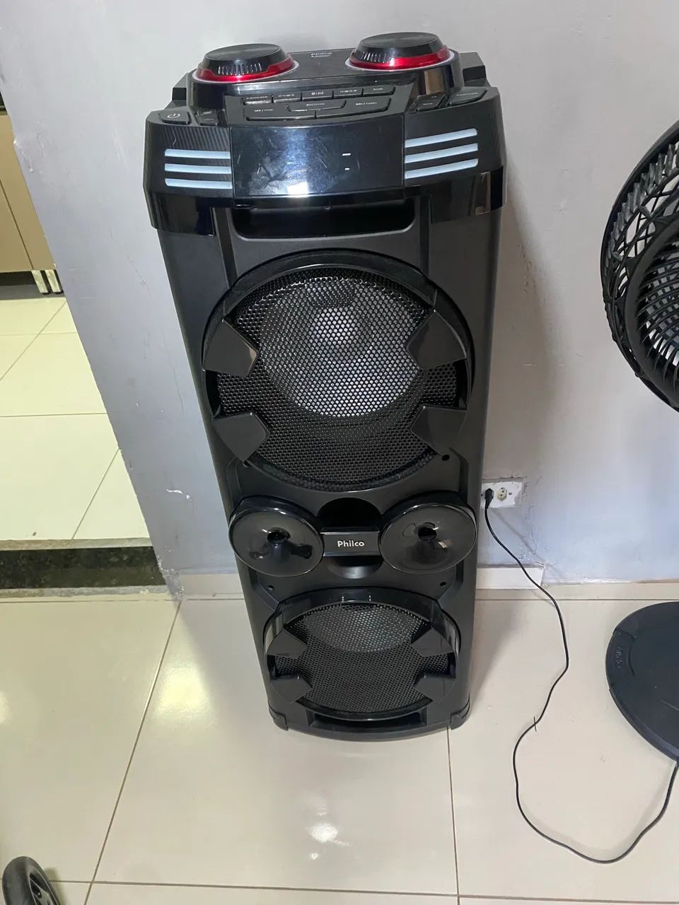 Caixa de som Philco 1800W entrada USB Bluetooth e entrada para microfone  - Foto 2