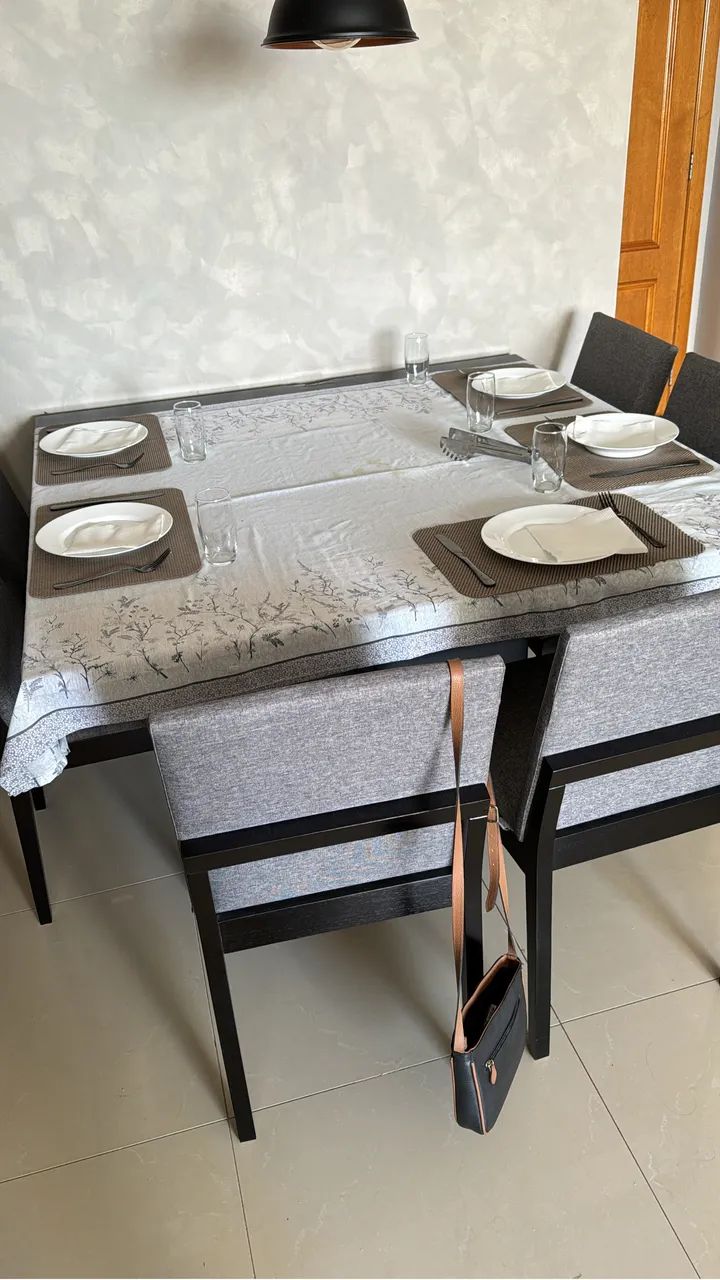 Mesa de vidro quadrada tok&stok com 6 cadeiras estofadas - Foto 3
