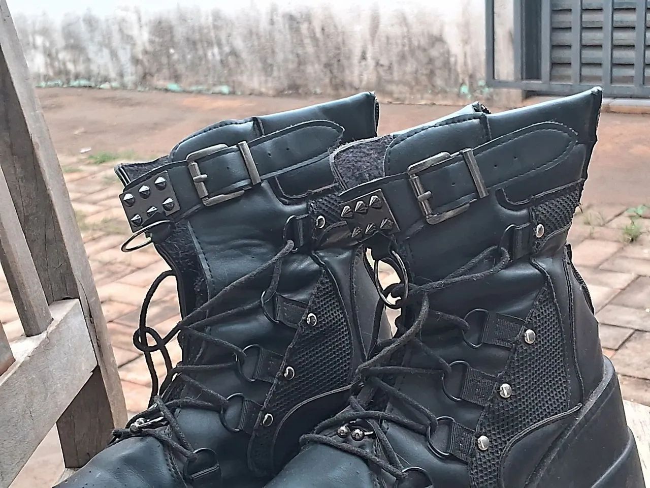 Coturno feminino preto com fivelas e spikes - Foto 2