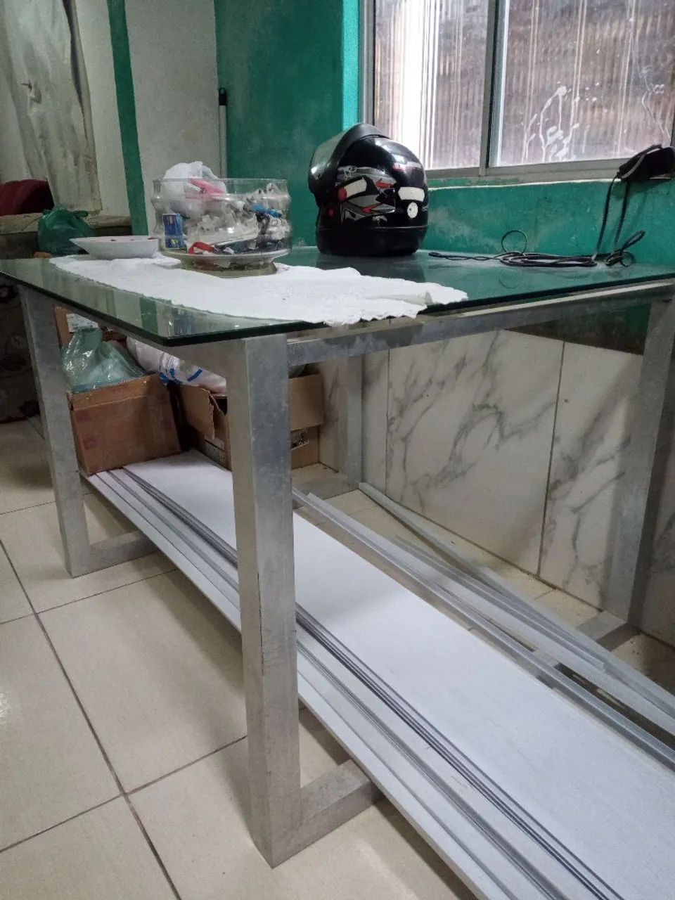Mesa de vidro com base de alumínio maciço 