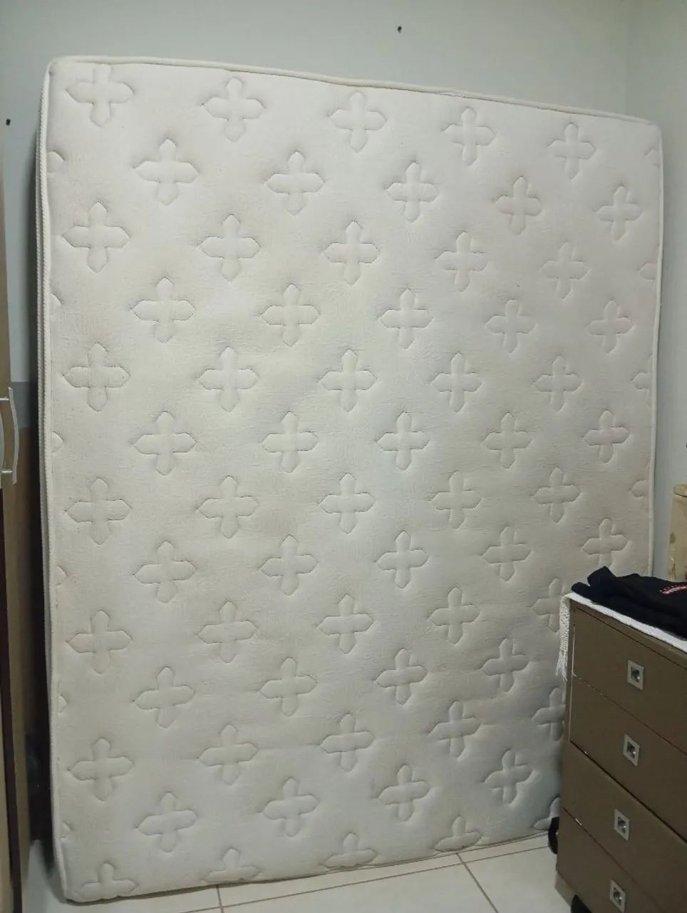 Vendo colchão e guarda roupa. 