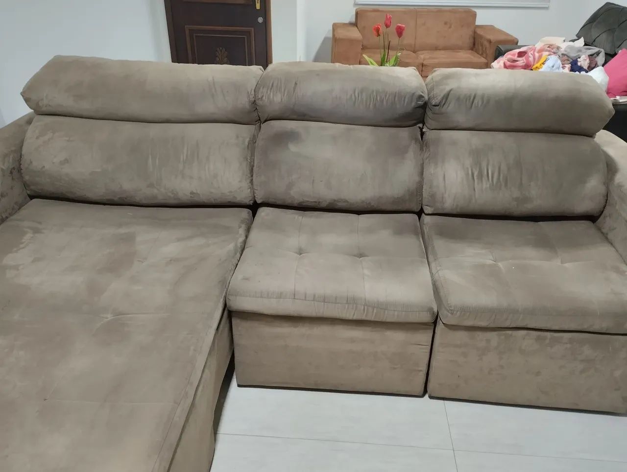 Sofá com Chaise 3 lugares em suede - Foto 5