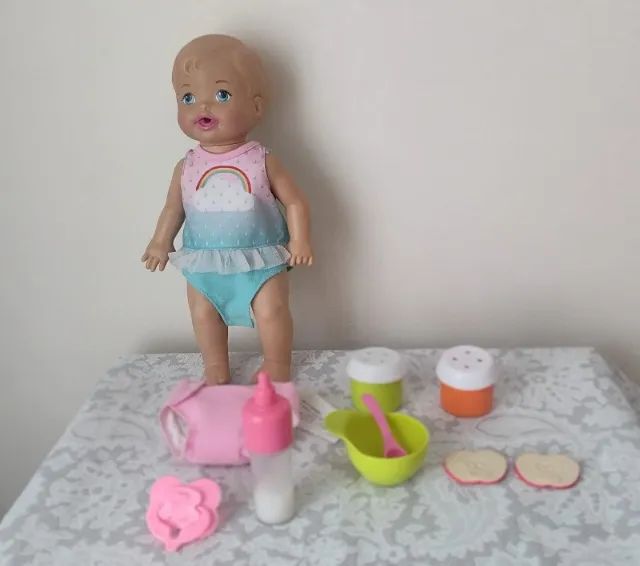 Boneca Little Mommy Bebê faz xixi e acessorios de papinha - Foto 4