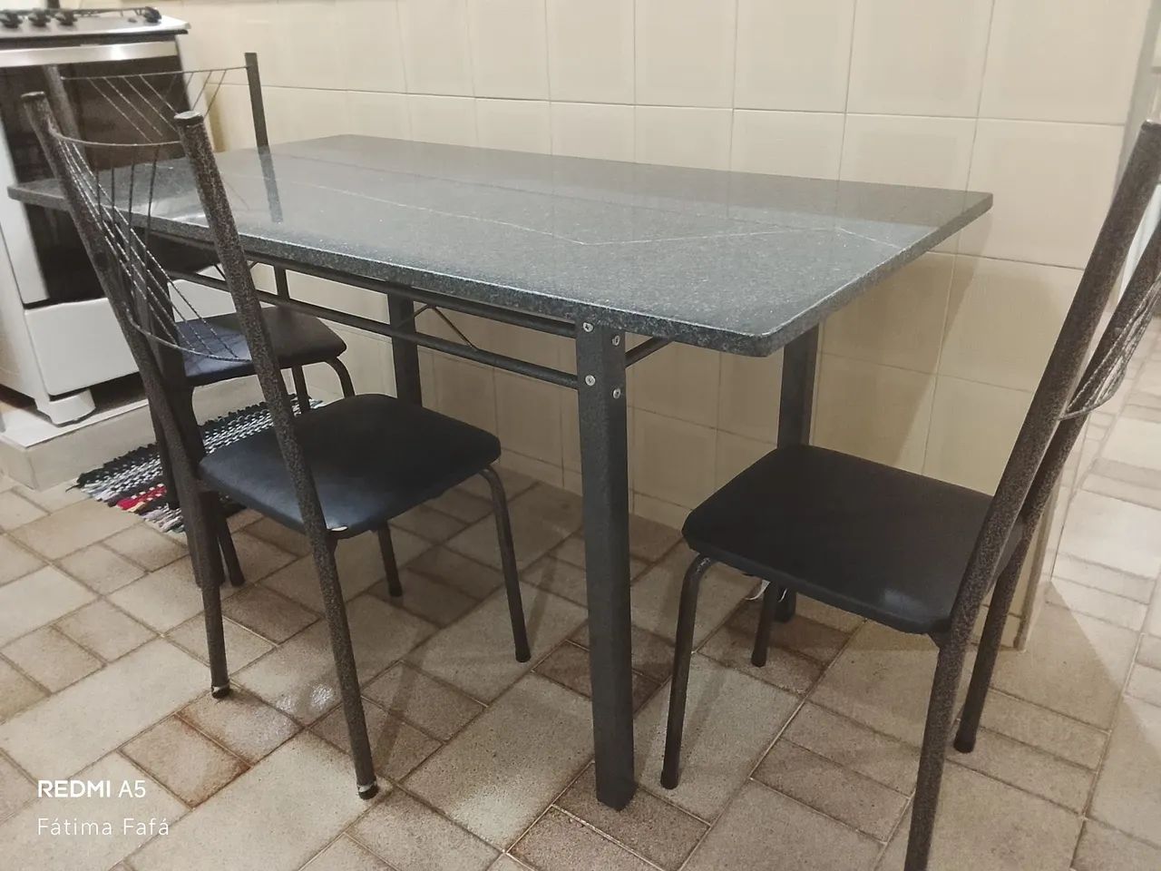 Mesa de Granito com e cadeiras 