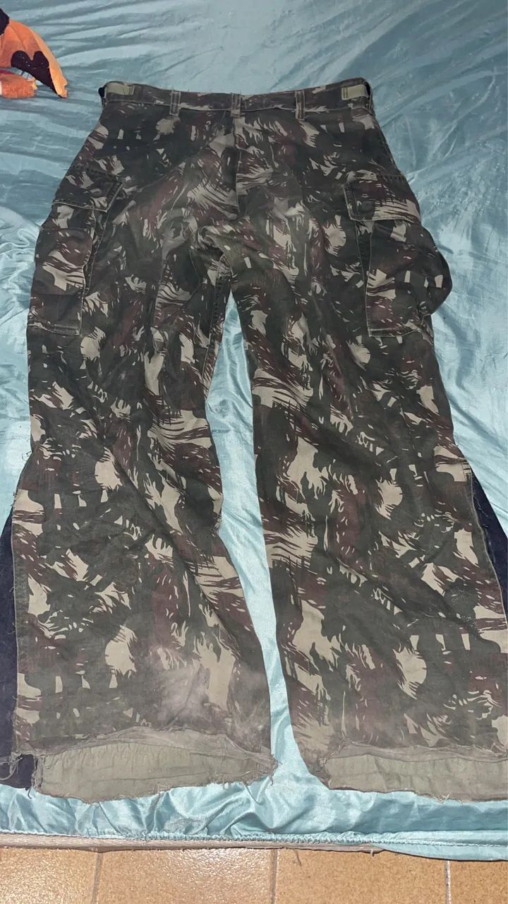 Calça camuflada 