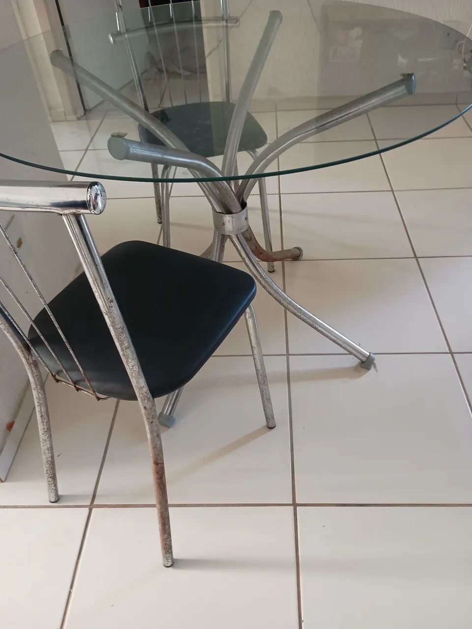 Mesa c/ tampo de vidro e 02 cadeiras. - Foto 4