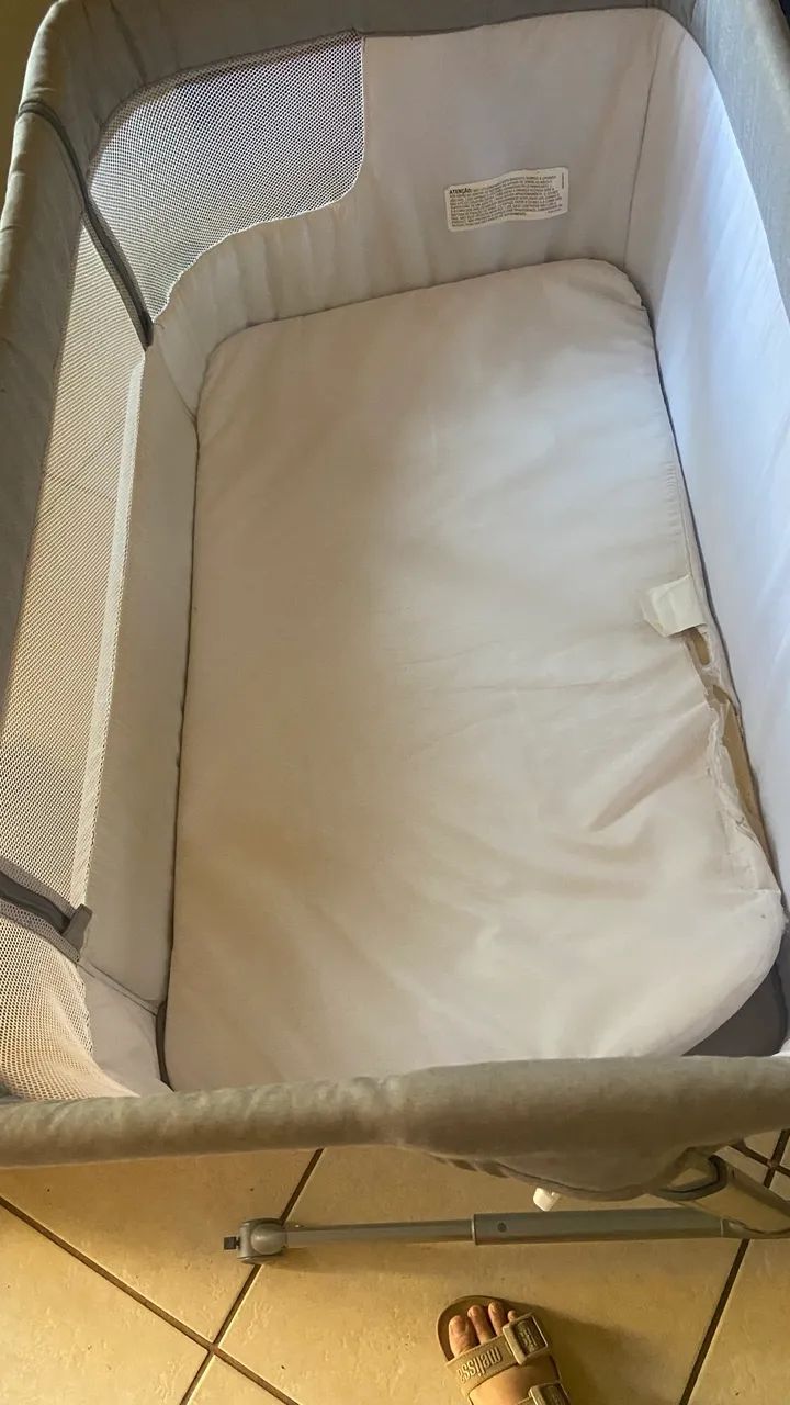 Berço que acopla na cama 