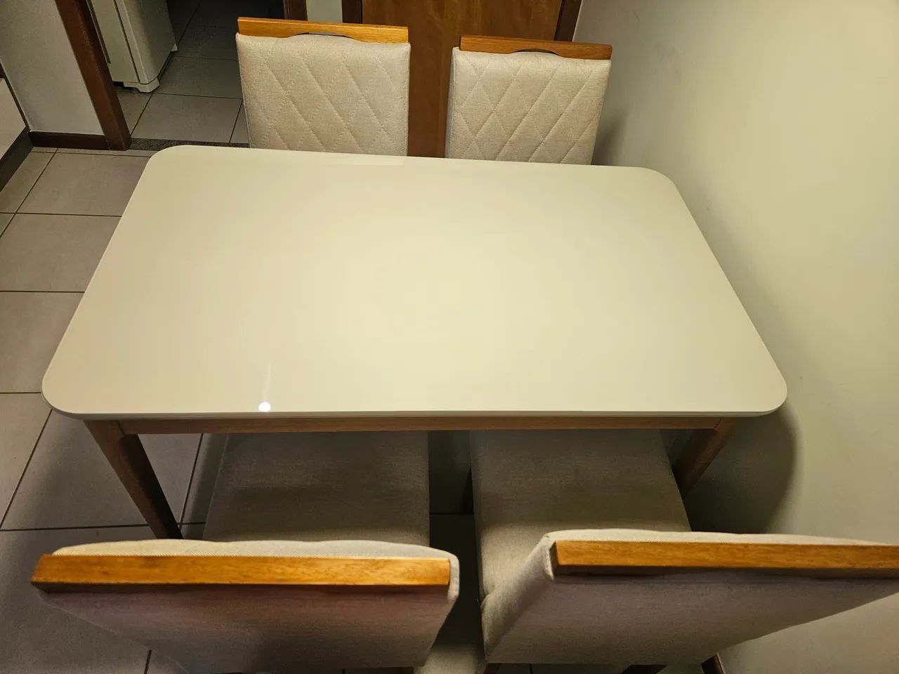 Mesa retangular tampo de vidro Off White + 4 cadeiras em linho perolado - Foto 2