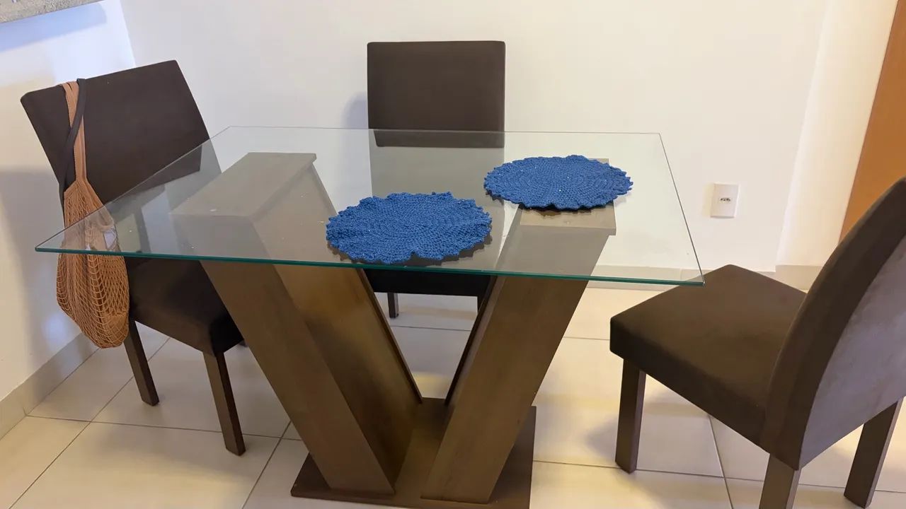 Mesa com 4 cadeiras , sem detalhes ! 