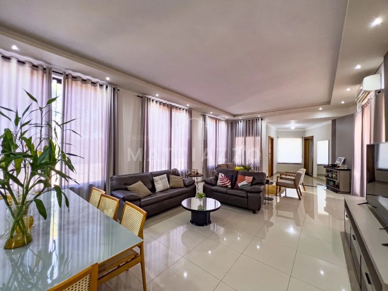 Casa térrea à venda com 4 quartos, no Florisa em Limeira/SP.
