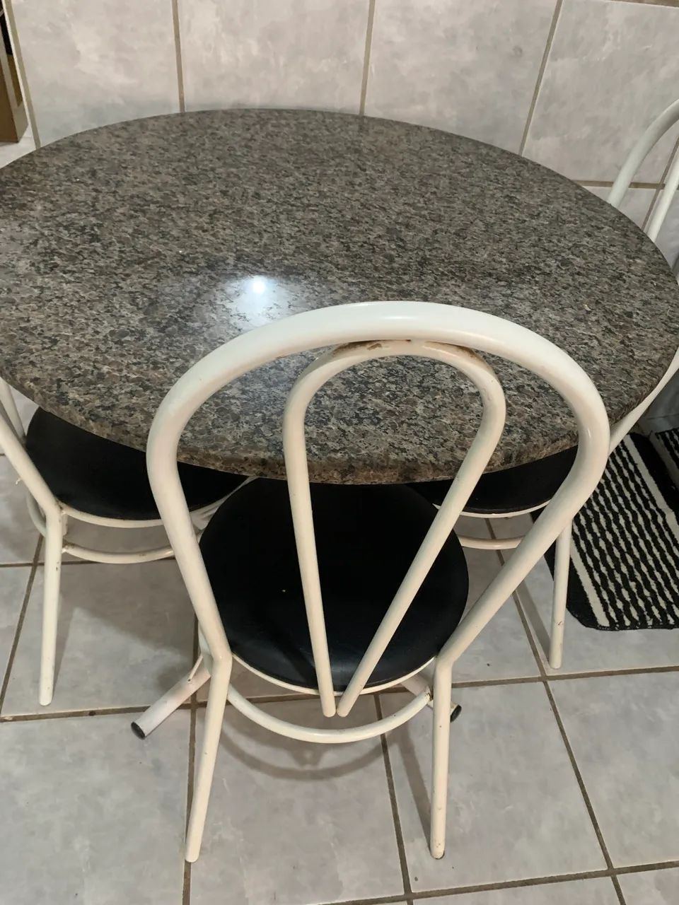 Mesa com tampo de granito