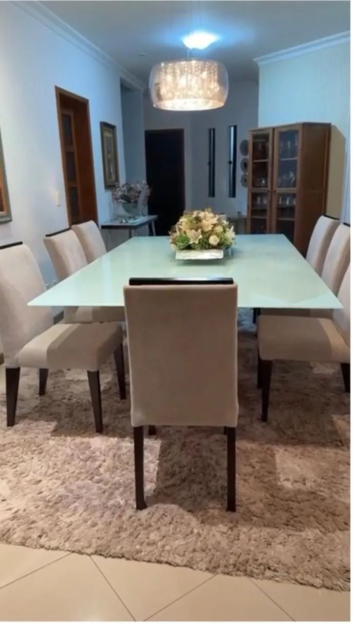 Mesa de jantar com cadeiras e aparador