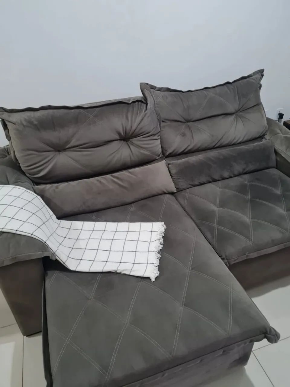 Sofá suede cinza - Foto 3