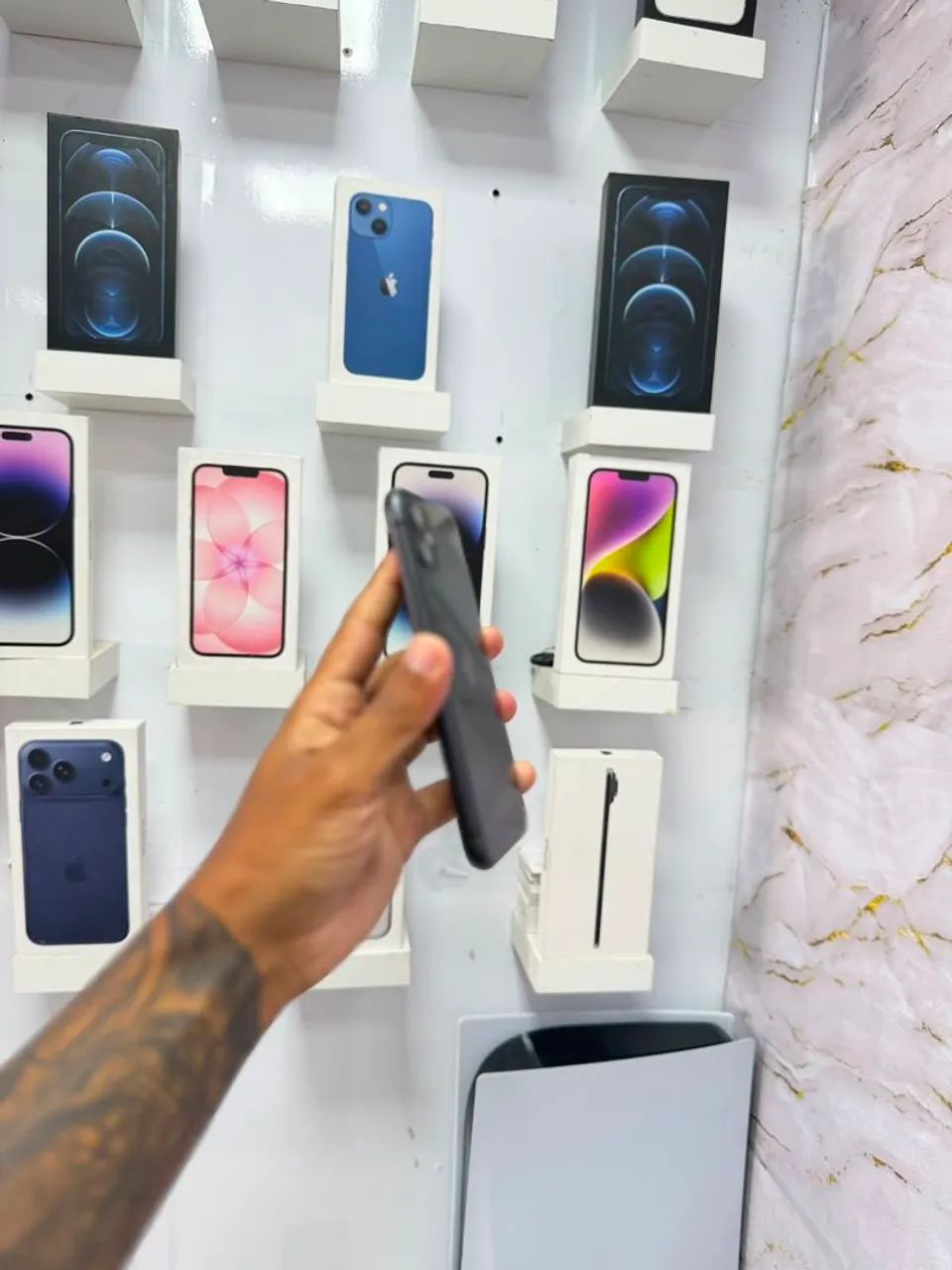 IPHONE 11 64GB<br>TELA NOVA<br>R$ 899 - Foto 2
