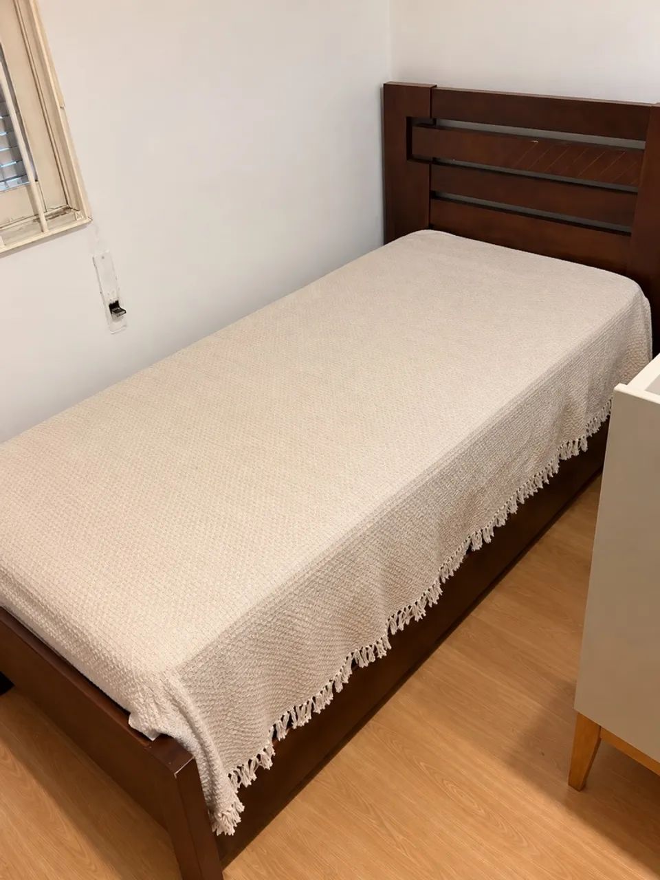 Cama de solteiro de madeira com colchão 