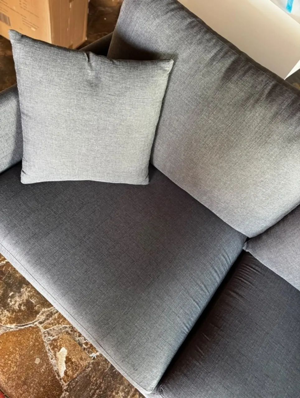 Sofá Living 3 lugares linho cinza pés metálicos - Foto 3