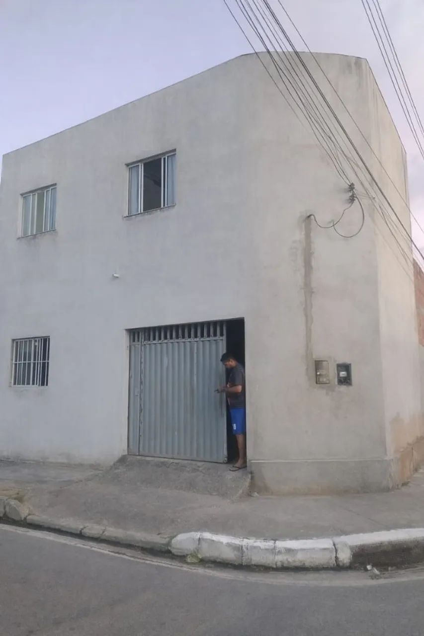 CASA COM PRIMEIRO ANDAR 