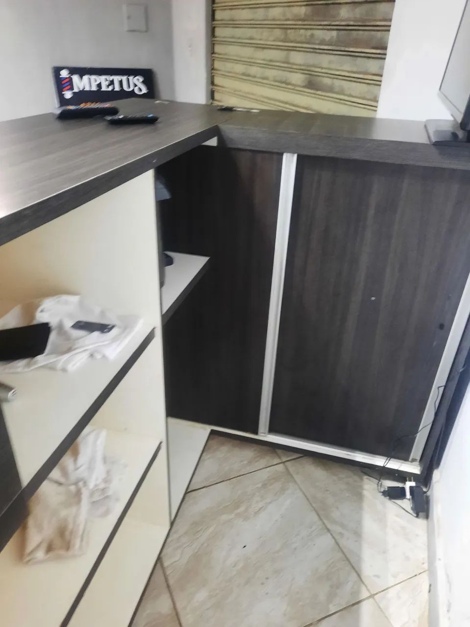 Balcão em L com armario e gavetas em mdf com rodas e espelhado  - Foto 3