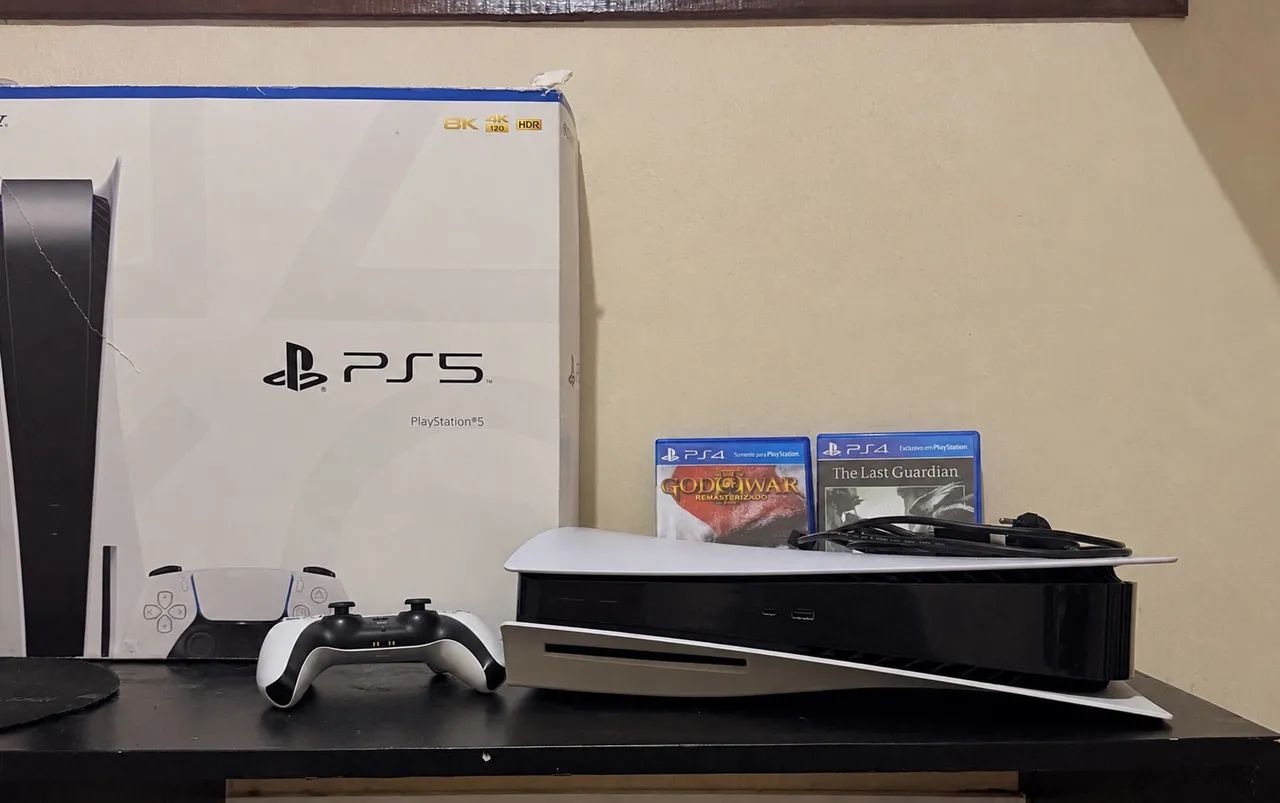 Vendo ps5 com leitor + dois jogos.