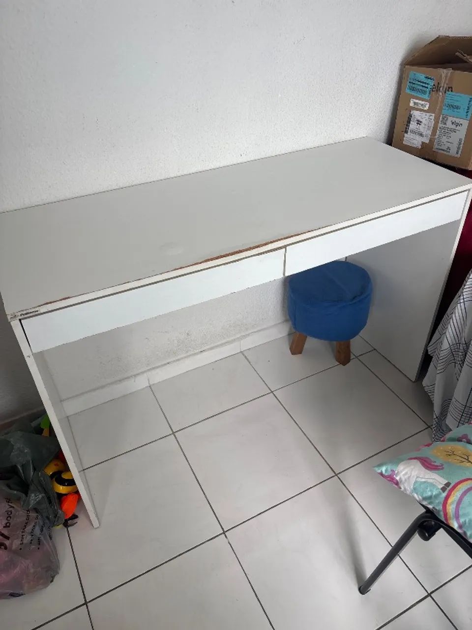 Escrivaninha com duas gavetas