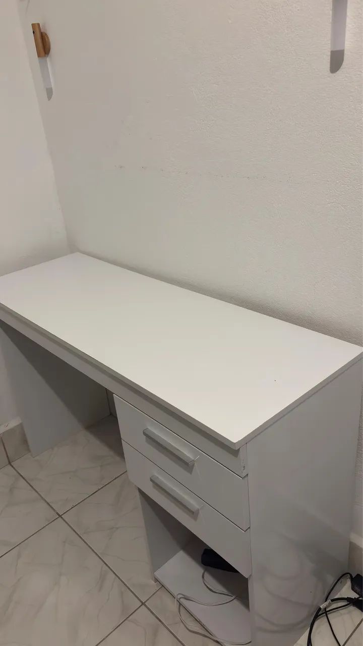 Escrivaninha branca em MDF65126370178690122