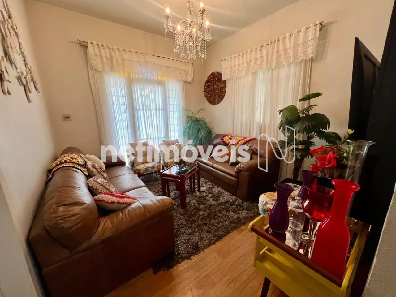 Casa ampla com 4 quartos e suíte! - Foto 2
