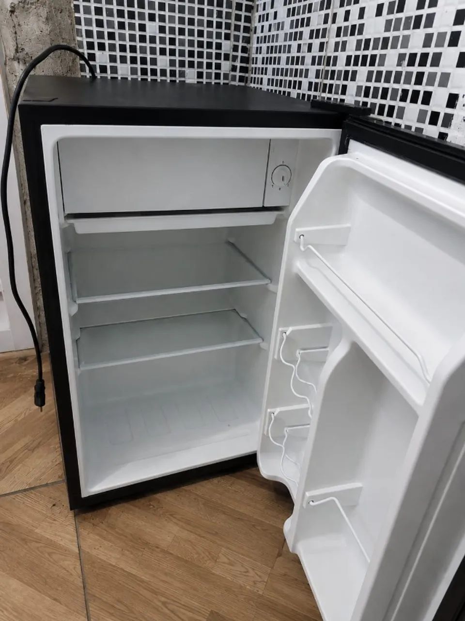 Frigobar Elgin Preto 70 L Com Porta Reversível - Foto 2