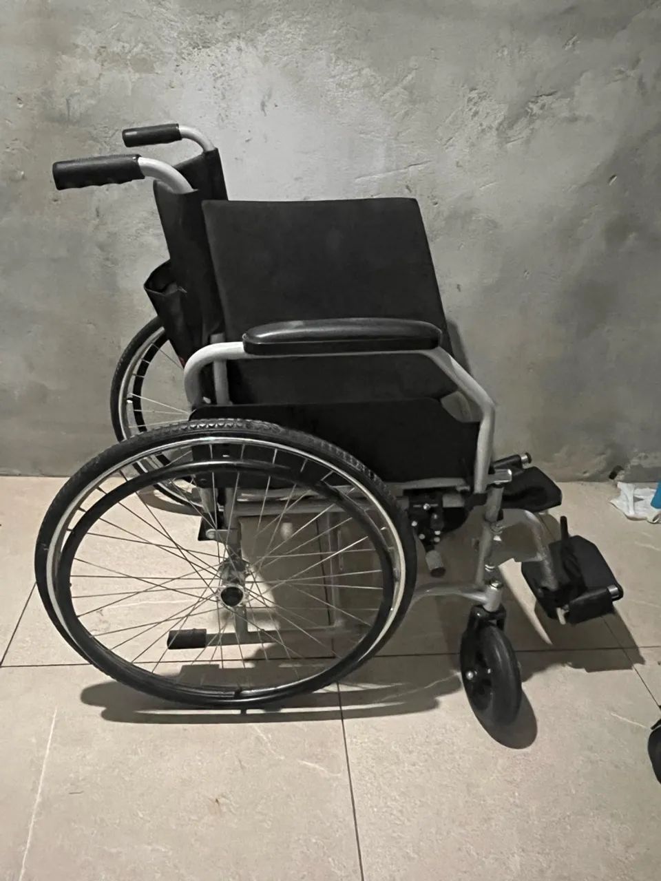 Cadeira Rodas e  Cadeira de Banho  - Foto 2