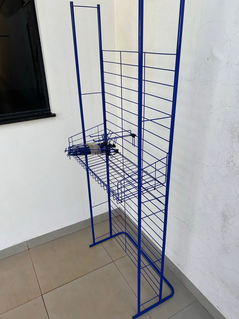Expositor em metal com cesta e 12 gancheiras 170 x 70 cm