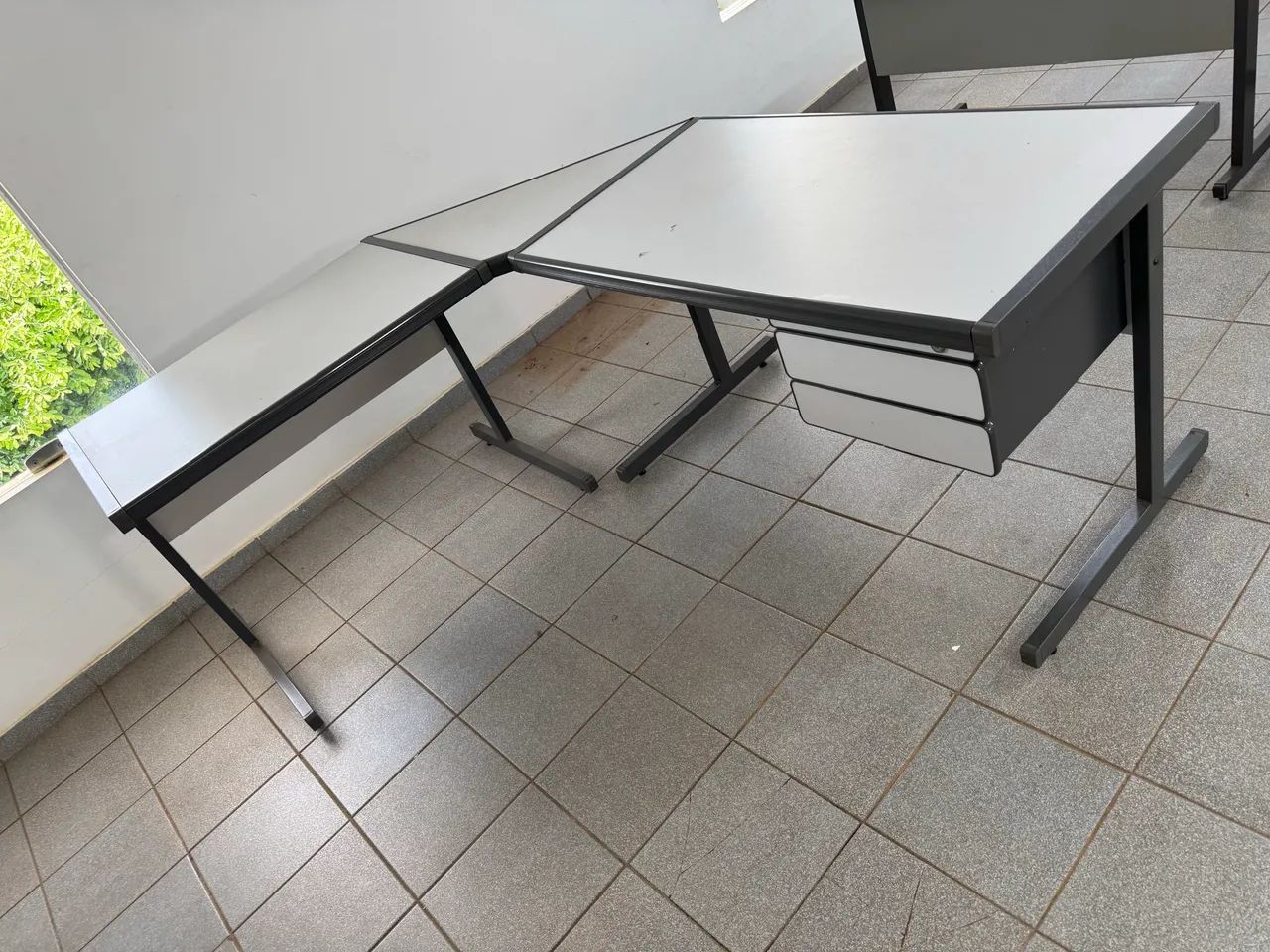Mesa Em ( L ) Estação Para Escritório Com 2 Gavetas Preto/Cinza