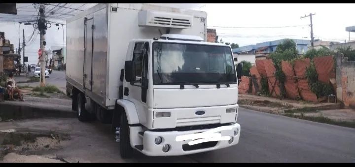 Vende com serviço Ford toco bau refrigerado