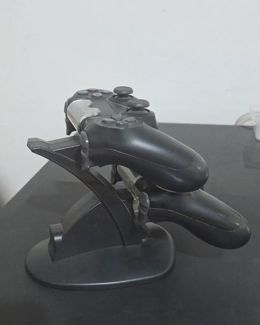 Ps4 Pro usado, base de carregamento e 2 controles  - Foto 2
