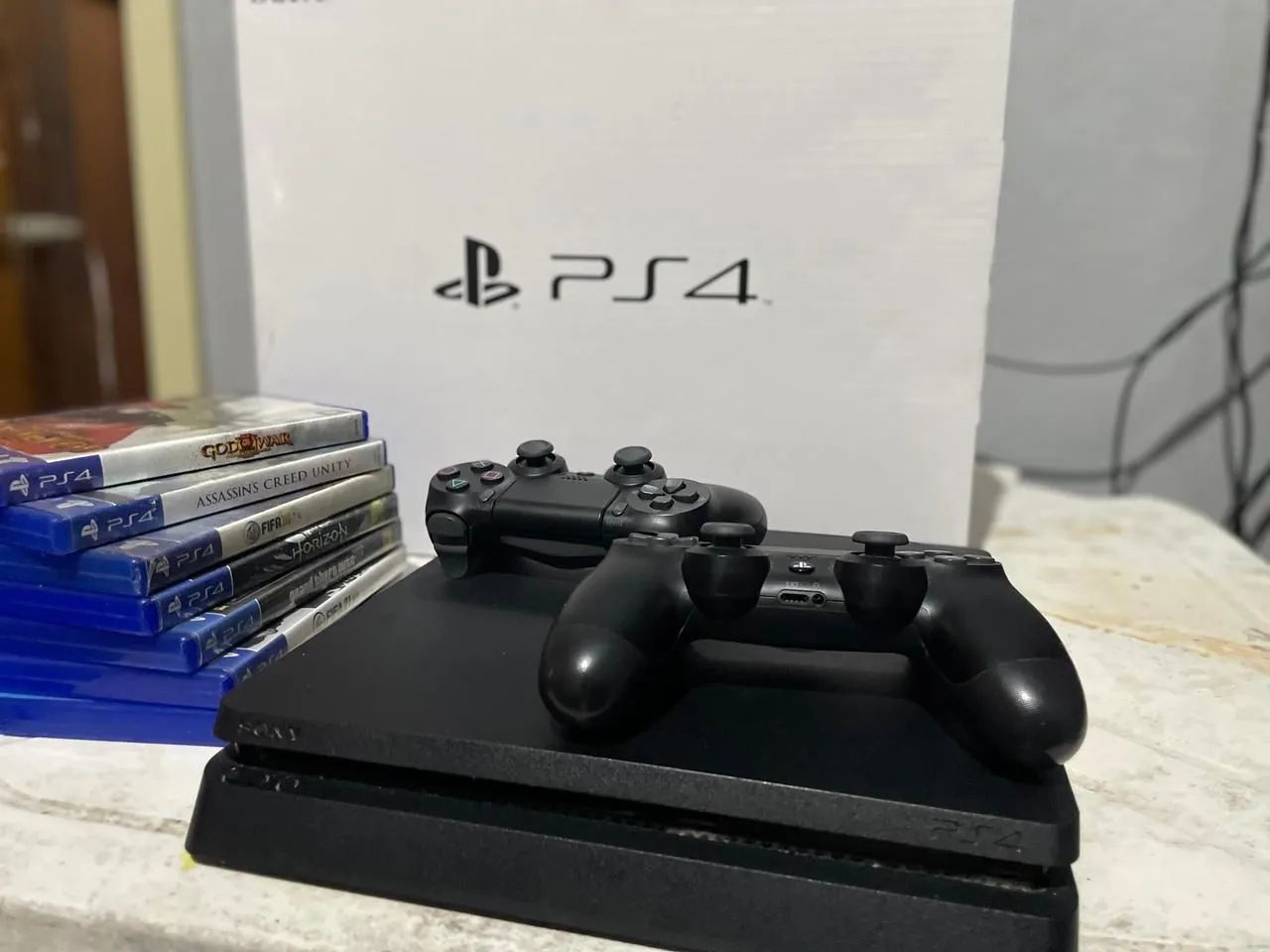 Vende-se PS4 1TB, 2 controles, 7 jogos, na caixa e com todos os