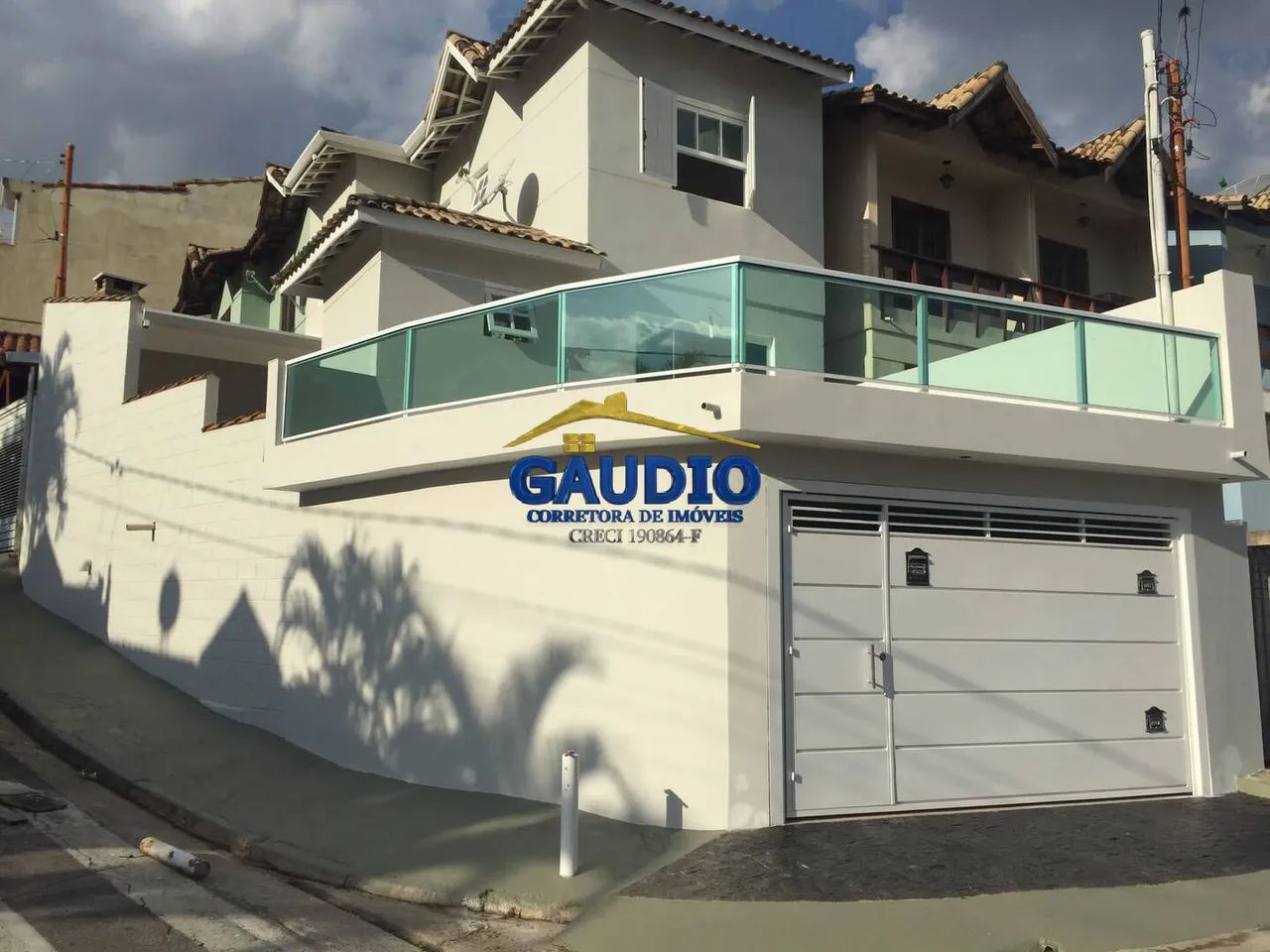 Excelente Sobrado À Venda- 2 Dorms- Garagem Para 2 Carros!