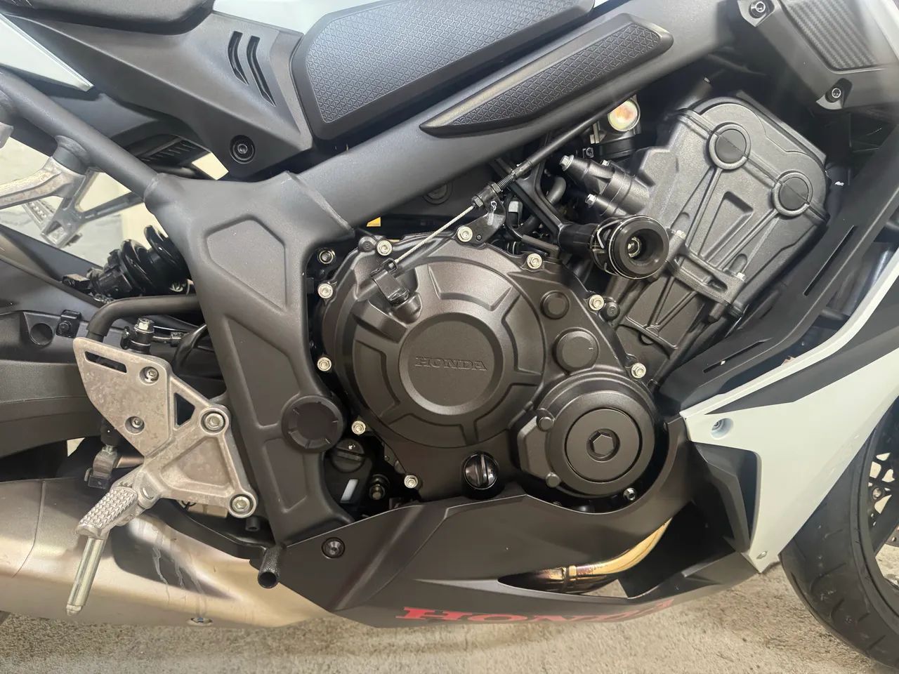 Cbr 650r IMPECÁVEL 2mil km - Foto 4