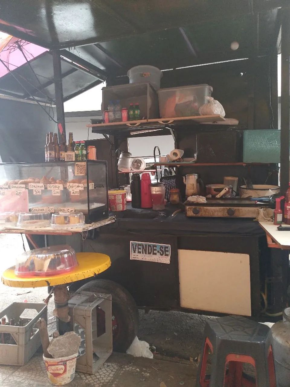 Carrinho de lanche no ponto 