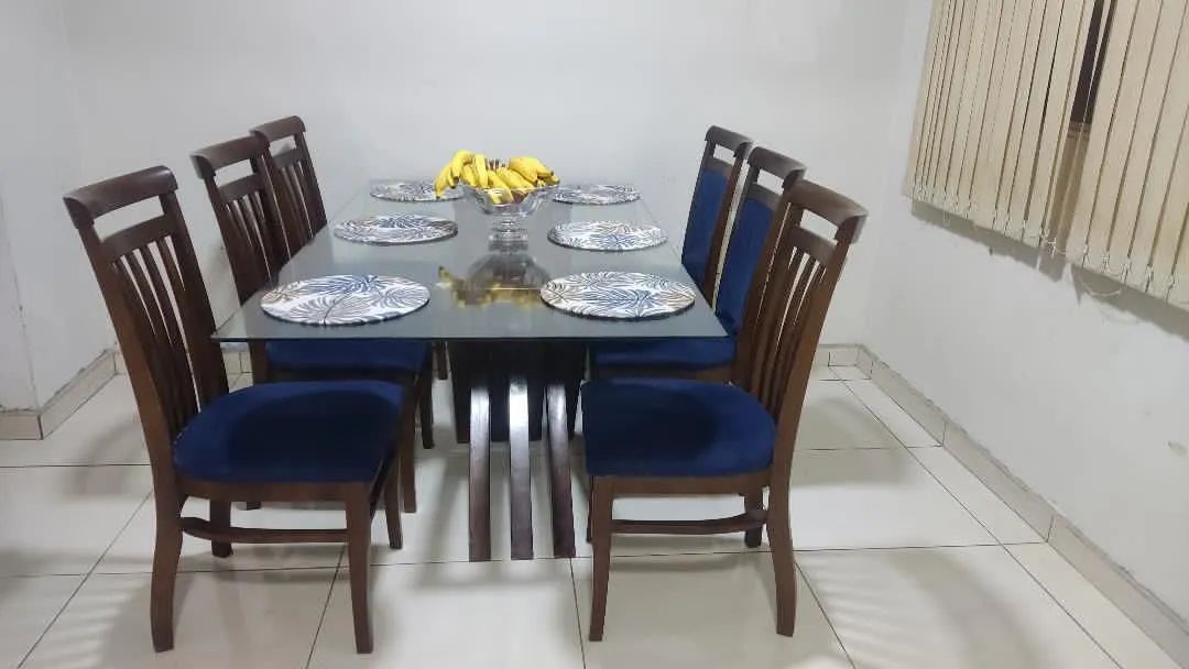 Mesa com 6 cadeiras. 