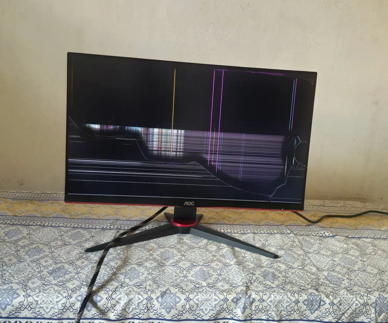 Monitor AOC 24 75Hz para retirar peça