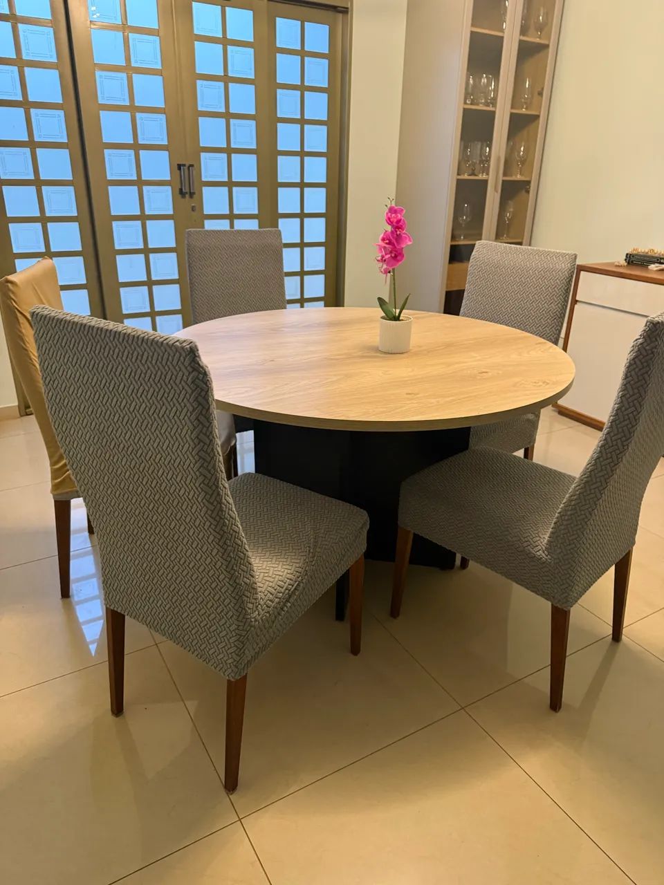 Mesa com cadeiras 