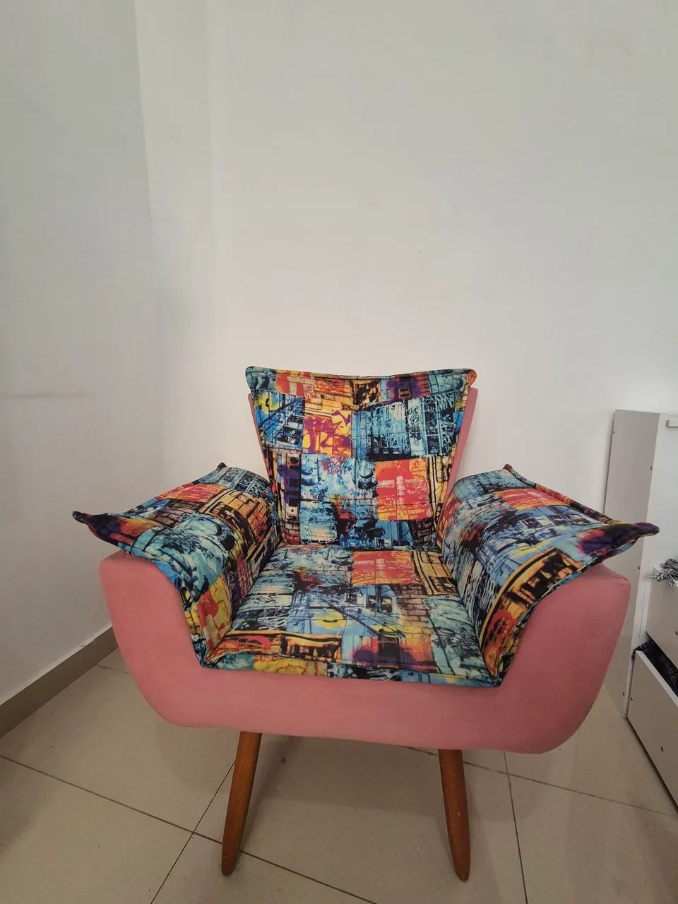 Duas poltronas estampadas de tecido e modelo de pés palito.