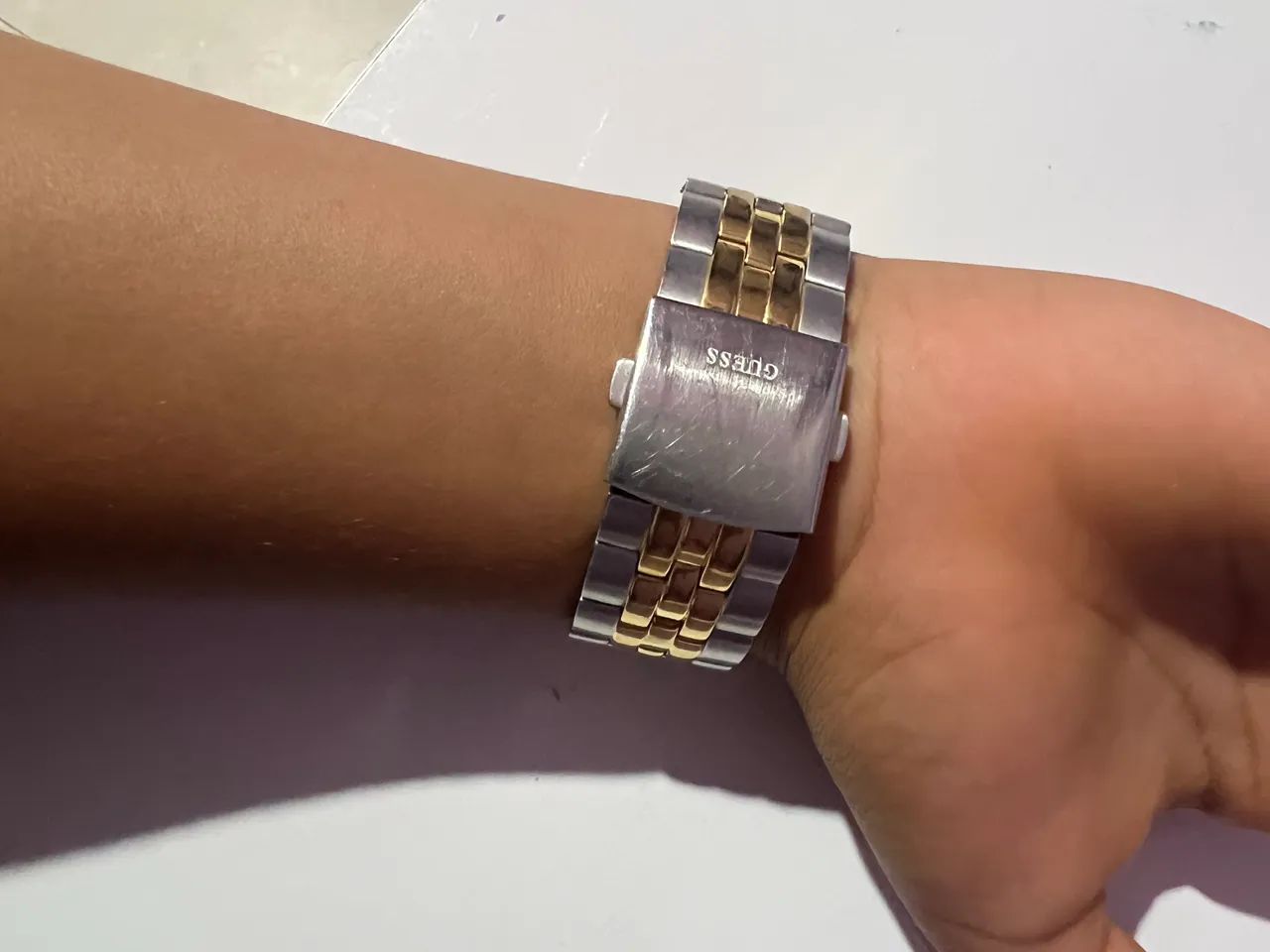 Relógio GUESS bicolor aço/prata com detalhes dourados - Foto 2