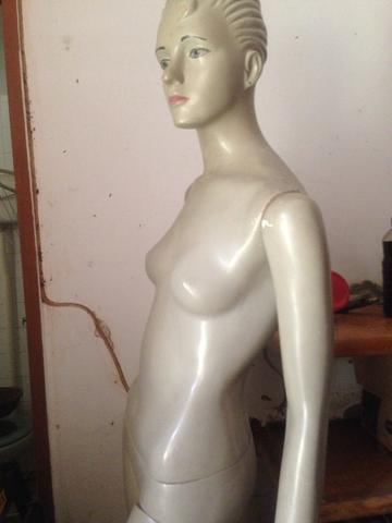 Vendo um manequim de fibra feminino completo d