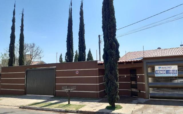 Casa com três suítes, em terreno enorme.
