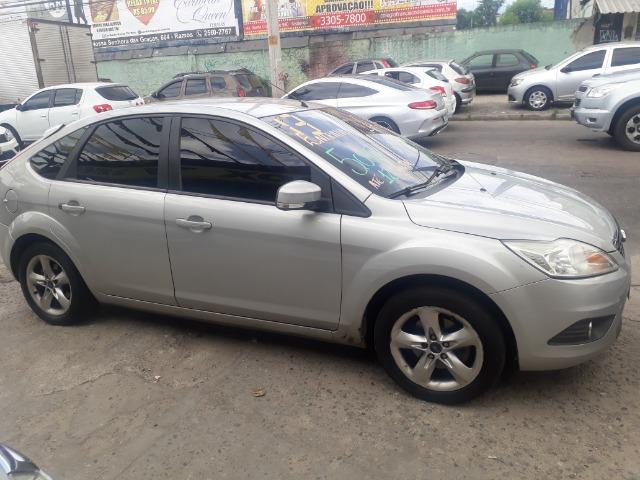 Oportunidade!!!! Focus Hatch 2.0. ano13 automático com GNV!! - Foto 2