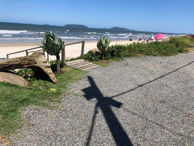 Alugo Sobrado de frente para o MAR, literalmente "PÉ NA AREIA" - Foto 11