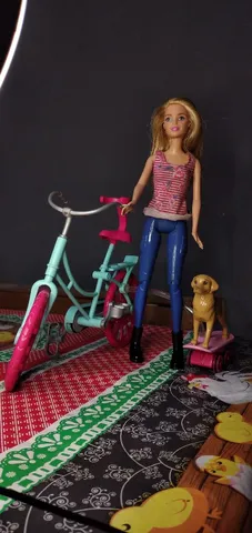 Boneca Barbie Ciclista Articulada Com Patins Bicicleta