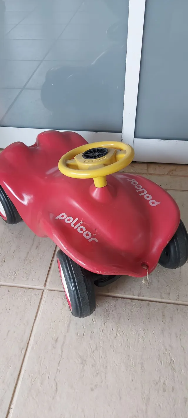 Caminhão de brinquedo transportando móveis. Veículos de serviço. Vídeos  divertidos para crianças. 