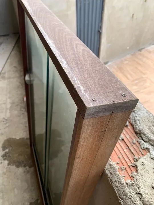 Porta de vidro com moldura de madeira